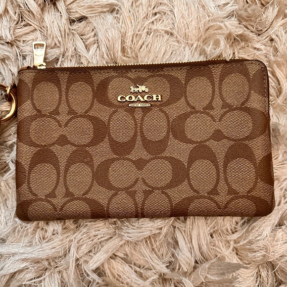 🚨 ENTRYYYY 🚨 3 piece set Coach Clutches w/Signature Monogram - Picture 2 of 16